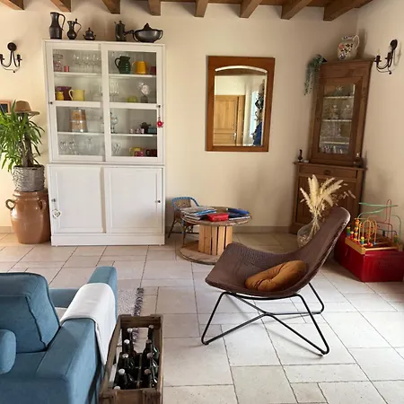 לינה וארוחת בוקר Les Volets Bleus 3*