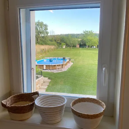 לינה וארוחת בוקר Les Volets Bleus 3*