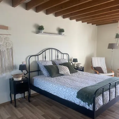 Les Volets Bleus לינה וארוחת בוקר 3*