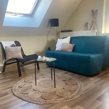 Les Volets Bleus לינה וארוחת בוקר Cierges