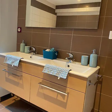 לינה וארוחת בוקר Les Volets Bleus Cierges