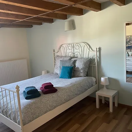 Les Volets Bleus לינה וארוחת בוקר Cierges