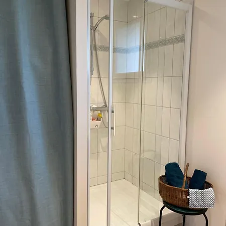 Les Volets Bleus Bed & Breakfast Cierges